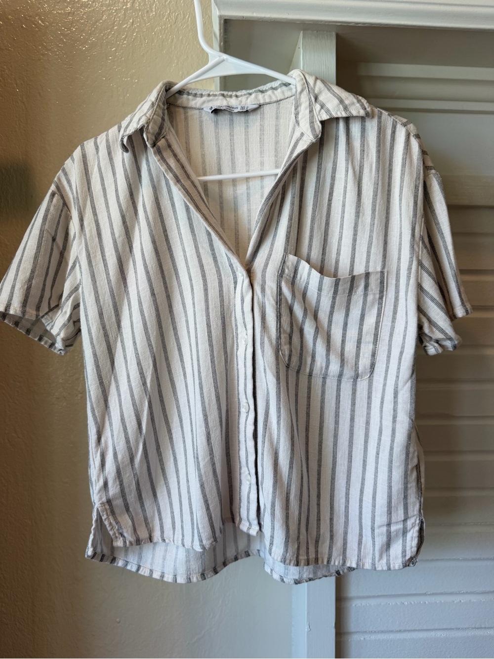 stradivarius Stripped White Black Short-Sleeve Button-Down V-neck Shirt  Linen M